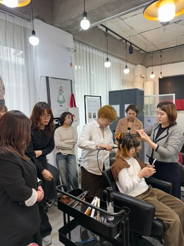 현장 강의 — 시술 과정을 가까이서 보는 수강생들